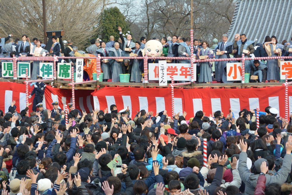 おおぜいの参拝者のみんなに、いっしょうけんめい福が届くよう、願ったよ