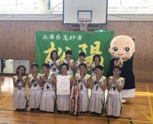 宗蓮寺バスケ大会優勝※１・２位のチームはお寺と関係ないチームですがこぞうくんが合掌していたら自然と合掌で記念写真となりました